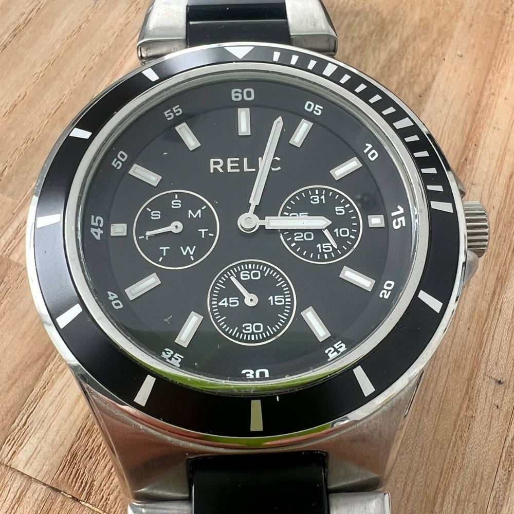 Relic mens black dial silver tone watch NEW BATTERY